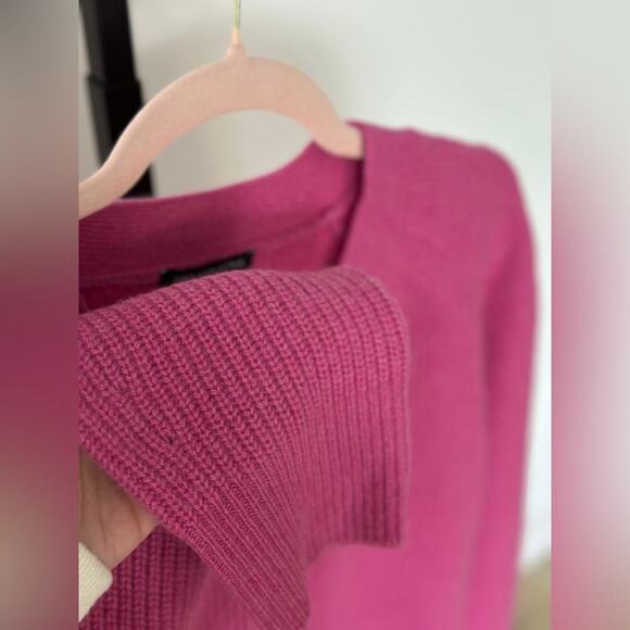 Saks fifth Avenue hot pink v neck cashmere sweater, size M - Picture 6 of 7